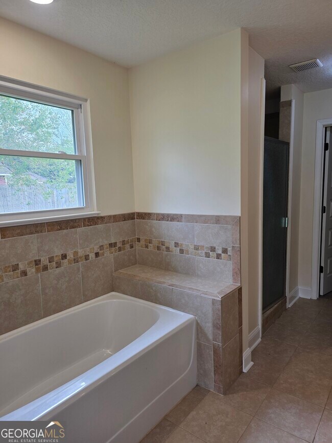 Building Photo - 516 Hide-A-Way Lk Lp