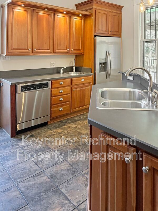 Building Photo - 2020 Floyd Ave