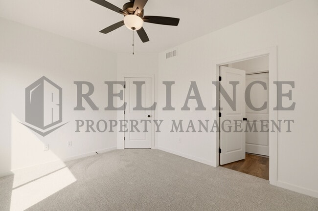 Building Photo - 5249 N Pinecrest Ct