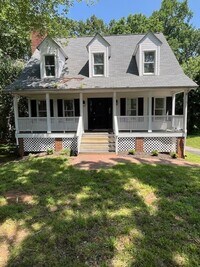 Building Photo - Two-Story Cape Cod- 3 Bed 2 Bath Greensbor...