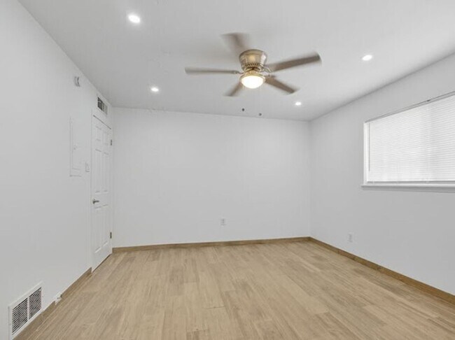 Building Photo - 6700 Escondido Dr