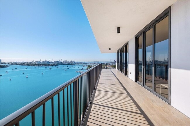 Building Photo - 1000 Venetian Way