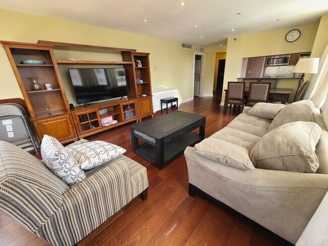 Building Photo - Seasons Condominium