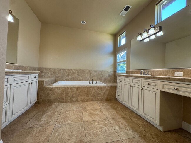 Building Photo - Welcome to the Quail Lake Gated Community!!!