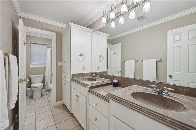 Building Photo - 4 Twin Cir Dr