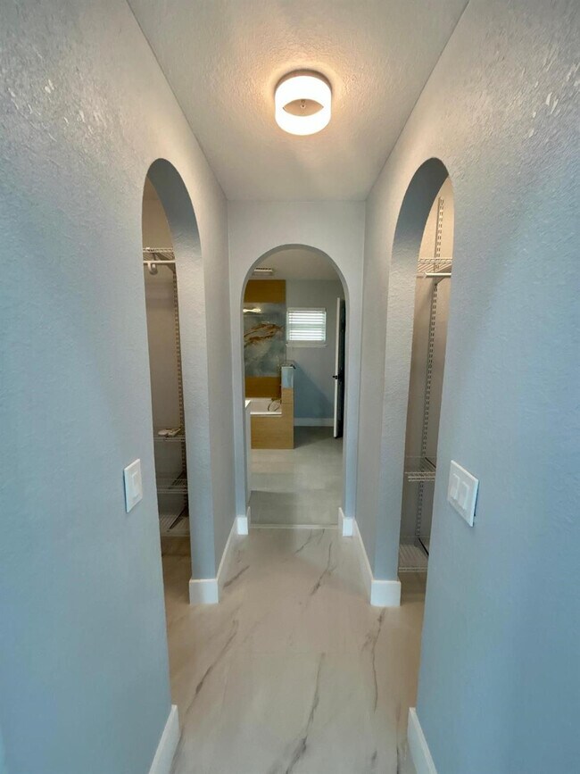 Building Photo - 3933 SW Kakopo St