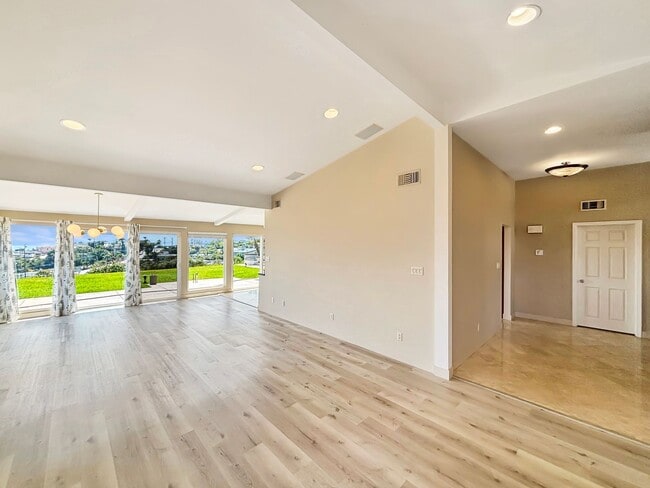 Building Photo - Gorgeous 3BD/2BA House in Pacific Beach W/...