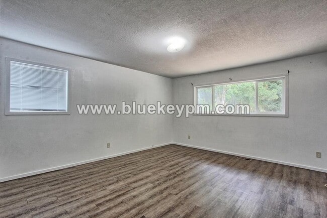 Building Photo - 5 Bedrooms, 2.5 Bathrooms Home in Oregon City