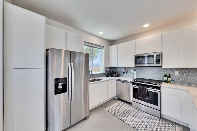 Building Photo - 814 N Bluff Dr
