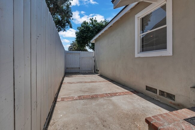Building Photo - 7823 Appledale Ave