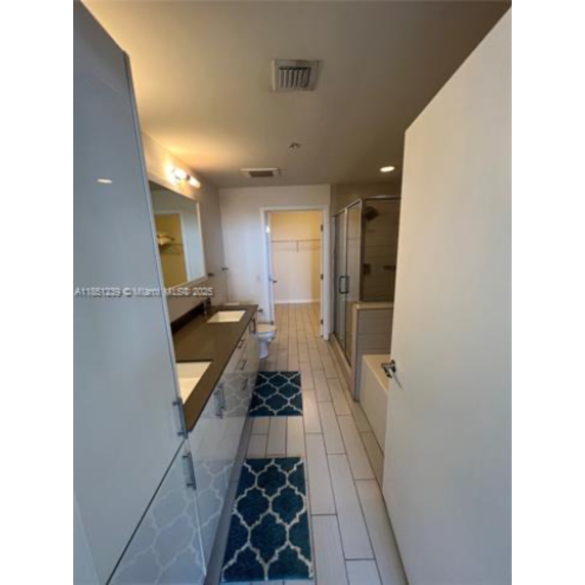 Building Photo - 999 SW 1st Ave