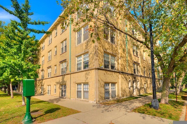 Building Photo - 1610 West Sunnyside-3W