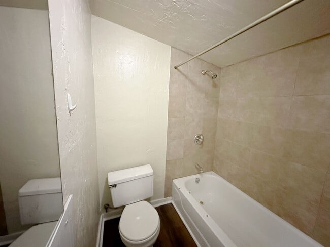 Building Photo - Cozy 2 Bedroom, 1 Bathroom House