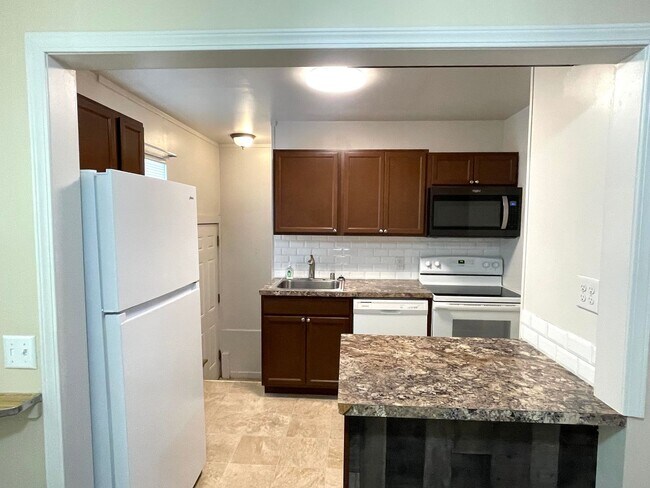 Building Photo - Spacious 2+ Bedroom Duplex Unit in Richlan...