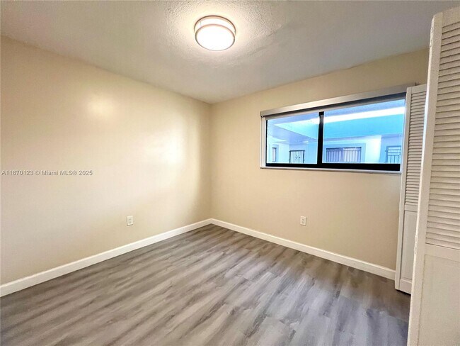 Building Photo - 1340 W 41st St