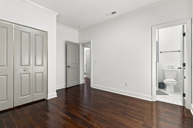 Building Photo - Updated Cottage 5 mins from Uptown Charlotte!