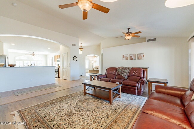 Building Photo - 36500 S Rock Crest Dr