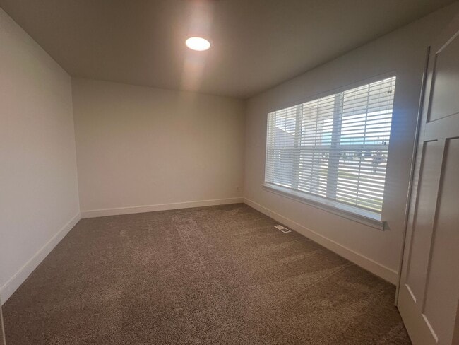 Building Photo - Beautiful Home Built in 2024, Upstairs