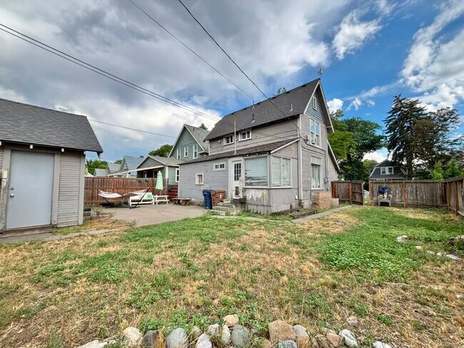 Building Photo - 1122 W Augusta Ave