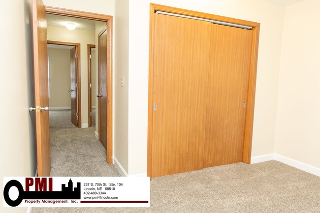 Building Photo - 3 Bedroom and 1.5 bathroom Duplex for Rent