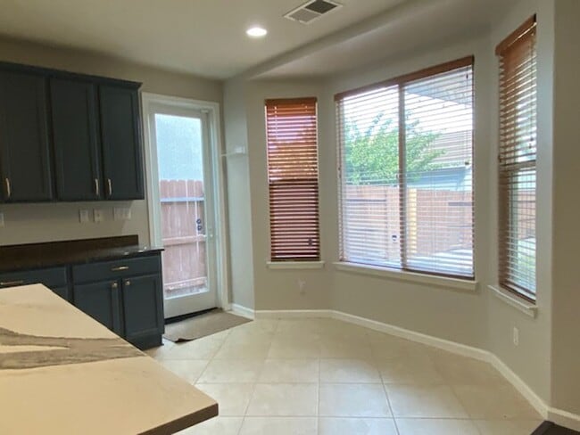 Building Photo - Cute Roseville home walking distance to Ki...