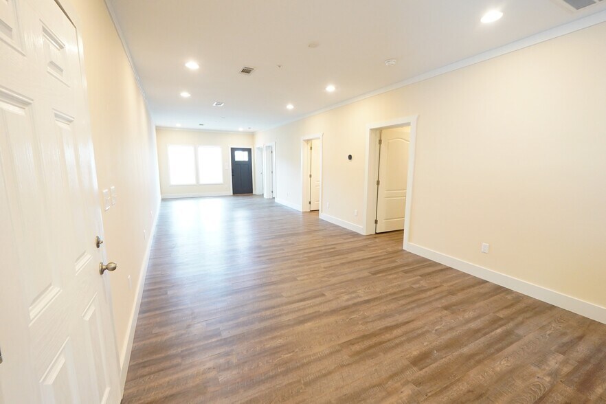 View into Living Room Area without Furnishings - 600 Vera K Ct
