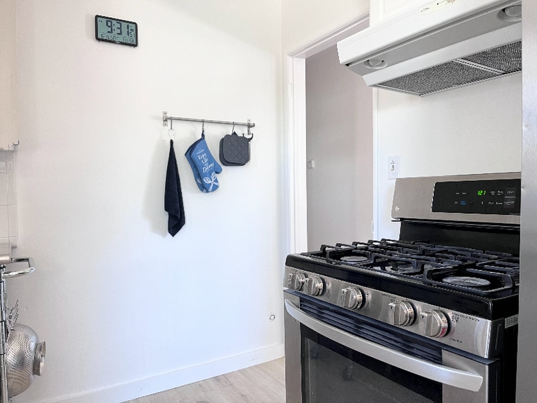 Building Photo - 1051 W 170th St