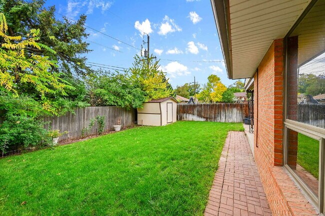 Building Photo - $3,195.00 - 3 Bedrooms, 2 Bathrooms Single...