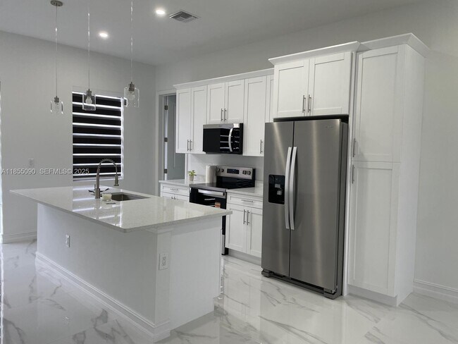 Building Photo - 425 Majors Ave S