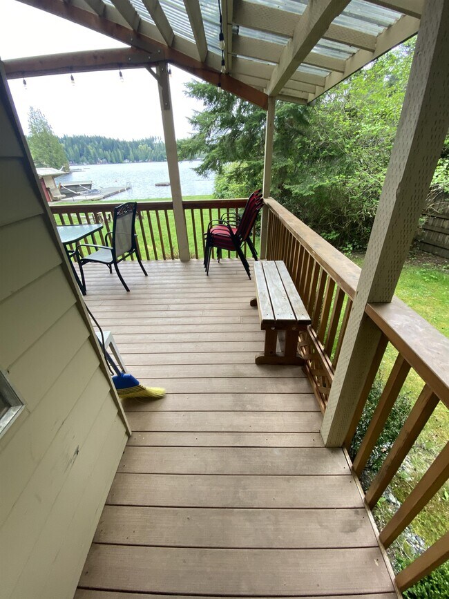 Building Photo - 31 SW Lake Roesiger Rd