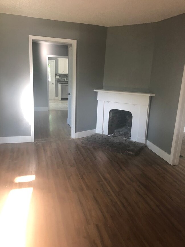 Building Photo - Cute 3 bedroom house in quiet neighborhood!