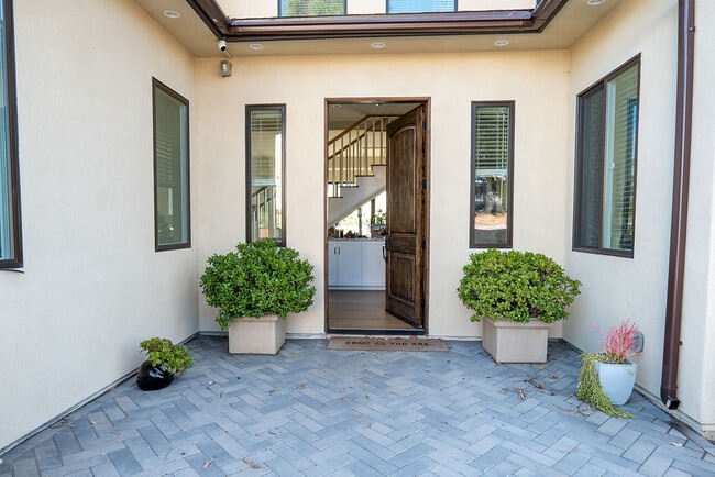 Building Photo - 3687 Valley St