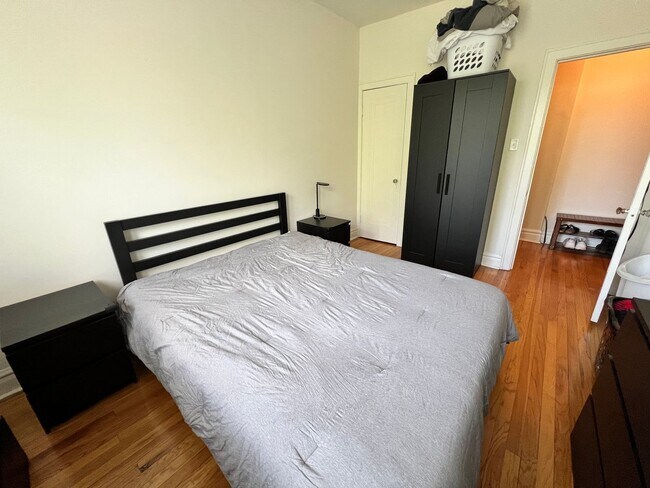 Building Photo - Lovely Renovated 1 BR In North Center