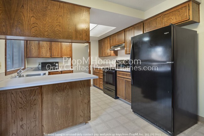 Building Photo - Spacious Tri-level Four Bedroom Home On Qu...