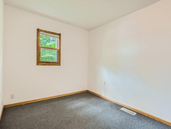Building Photo - 747 Quixote Ave N