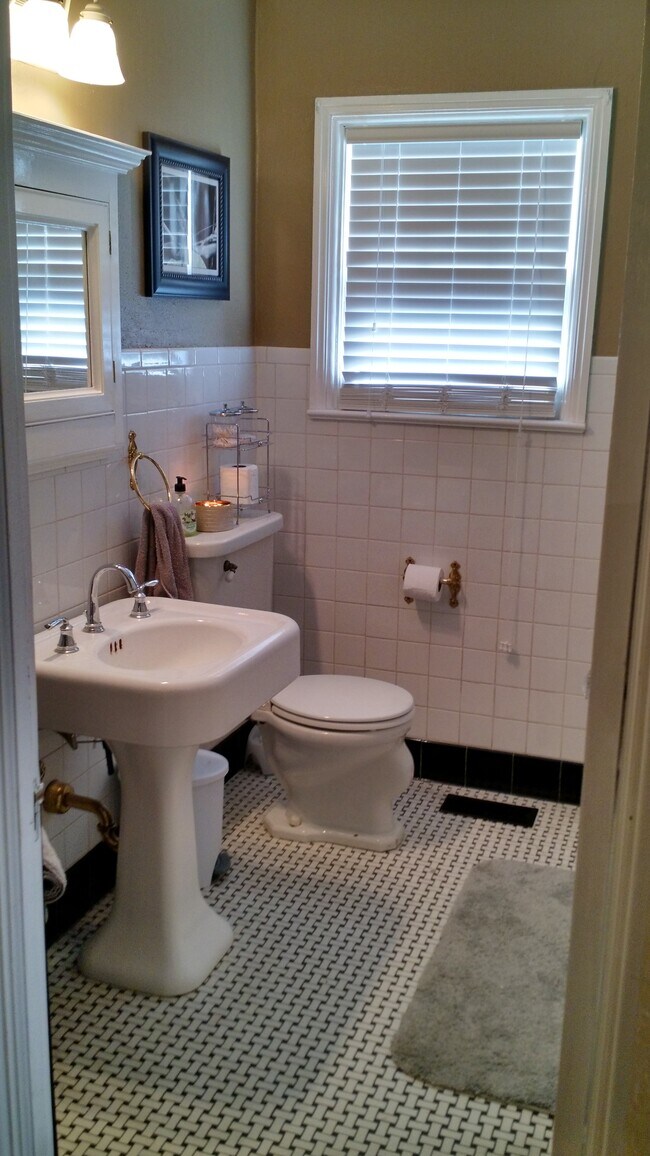 Building Photo - 840 S Knoxville Ave