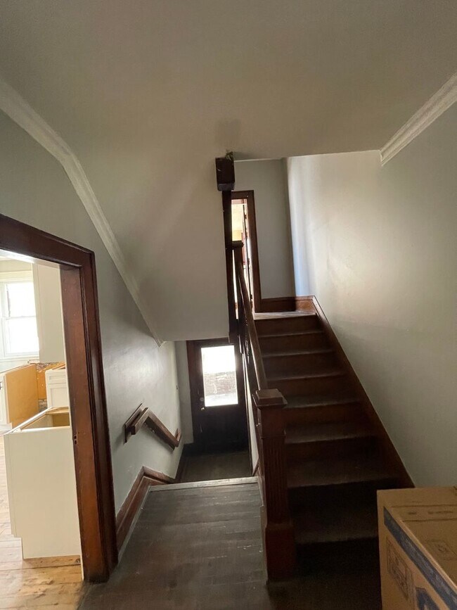 Building Photo - Large Brick 7 bedroom home.