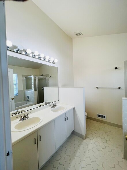 Master Bathroom - 25 Balboa Ln
