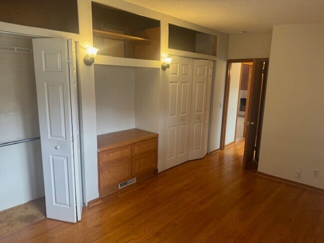 Building Photo - Updated SFH with 3 Beds, 1.5 Baths, 2 Car Garage in the Heart of Edina!