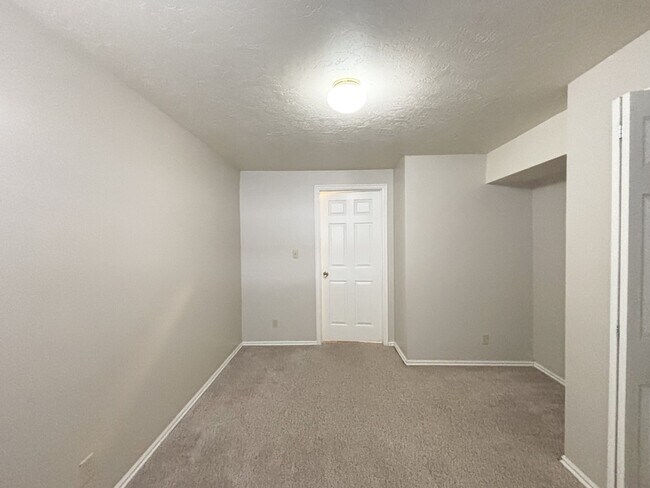 Building Photo - 1201 E 5600 S