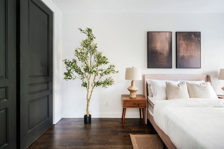 Building Photo - 10 5th Ave