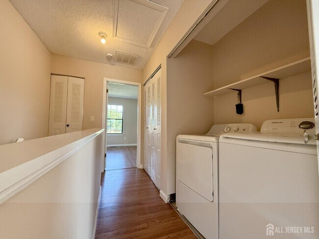 Building Photo - 250 Bromley Pl