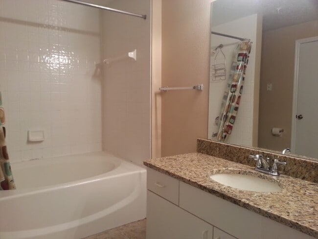 Building Photo - 5572 Metrowest Blvd