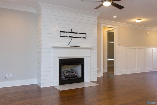 Building Photo - 2121 S Meadows Dr