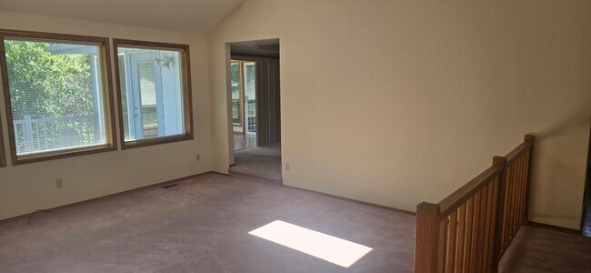 Building Photo - Spacious Home With Sunroom