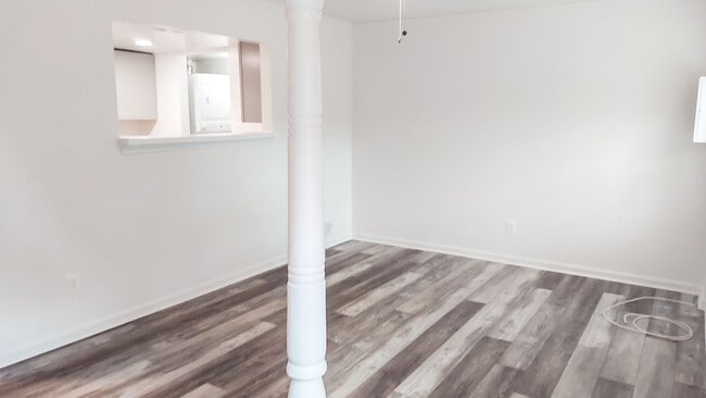 Building Photo - Spacious And Renovated 3 Bed 2 Bath Interi...