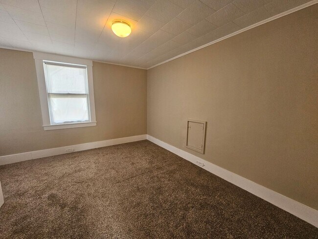 Building Photo - 7 Monson Pl