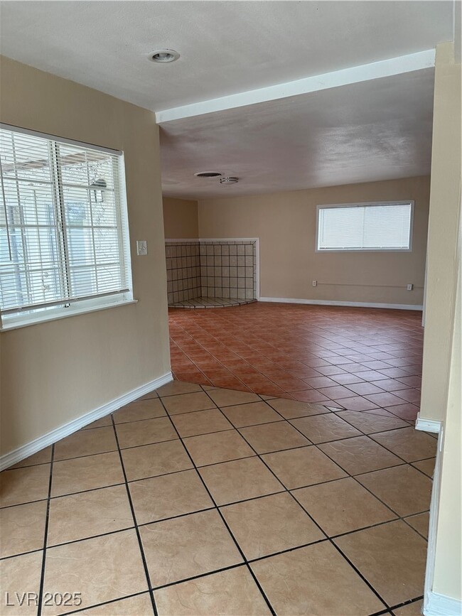 Building Photo - 5504 W Bartlett Ave