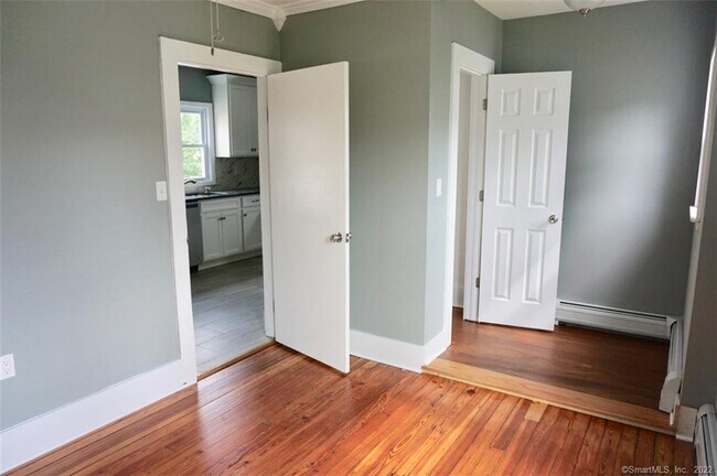 Building Photo - 15 Crofut Pl