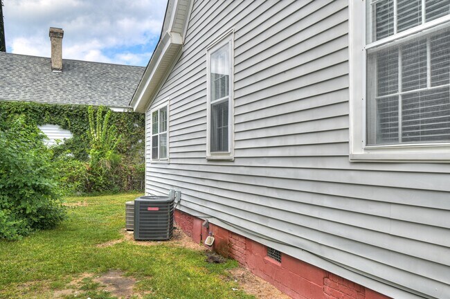 Building Photo - 515 3rd St